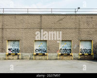 Laderampen in einem Industriegebiet von East Williamsburg, Brooklyn, New York City Stockfoto