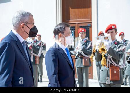 Wien, Wien, Österreich. Juni 2021. Staatsbesuch: Präsident der Republik Korea Moon Jae-in besucht Österreich mit seiner Frau Kim Jung-sook. Der österreichische Staatspräsident Alexander Van der Bellen begrüßt sie in Wien mit militärischen Ehren. Picture: Präsident von Österreich Alexander Van der Bellen und Präsident von Korea Moon Jae-in. 14. Juni 2021 Quelle: Tobias Steinmaurer/ZUMA Wire/Alamy Live News Stockfoto