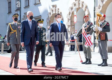 Wien, Wien, Österreich. Juni 2021. Staatsbesuch: Präsident der Republik Korea Moon Jae-in besucht Österreich mit seiner Frau Kim Jung-sook. Der österreichische Staatspräsident Alexander Van der Bellen begrüßt sie in Wien mit militärischen Ehren. Picture: Präsident von Österreich Alexander Van der Bellen und Präsident von Korea Moon Jae-in. 14. Juni 2021 Quelle: Tobias Steinmaurer/ZUMA Wire/Alamy Live News Stockfoto