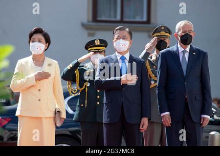 Wien, Wien, Österreich. Juni 2021. Staatsbesuch: Präsident der Republik Korea Moon Jae-in besucht Österreich mit seiner Frau Kim Jung-sook. Der österreichische Staatspräsident Alexander Van der Bellen begrüßt sie in Wien mit militärischen Ehren. Picture: Präsident von Österreich Alexander Van der Bellen und Präsident von Korea Moon Jae-in. 14. Juni 2021 Quelle: Tobias Steinmaurer/ZUMA Wire/Alamy Live News Stockfoto