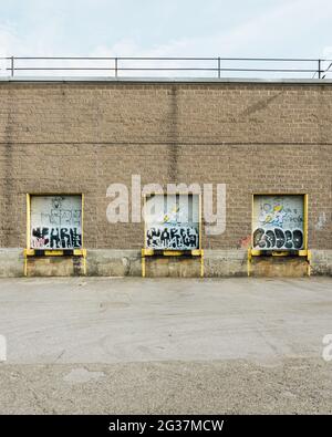 Laderampen in einem Industriegebiet von East Williamsburg, Brooklyn, New York City Stockfoto