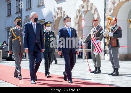 Wien, Wien, Österreich. Juni 2021. Staatsbesuch: Präsident der Republik Korea Moon Jae-in besucht Österreich mit seiner Frau Kim Jung-sook. Der österreichische Staatspräsident Alexander Van der Bellen begrüßt sie in Wien mit militärischen Ehren. Picture: Präsident von Österreich Alexander Van der Bellen und Präsident von Korea Moon Jae-in. 14. Juni 2021 Quelle: Tobias Steinmaurer/ZUMA Wire/Alamy Live News Stockfoto