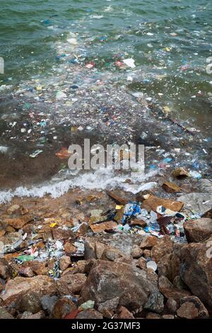 Müll, der hauptsächlich aus Regenwasser stammt, fällt in den Victoria Harbour und wird am Sam Pak Wan Beach, Discovery Bay, Lantau Island, Hong Kong, aufgespült Stockfoto