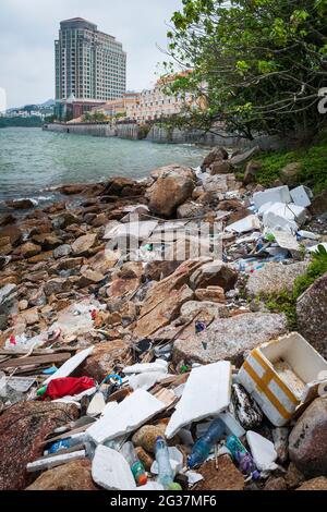 Müll, der hauptsächlich aus Regenwasser stammt, fällt in den Victoria Harbour und wird am Sam Pak Wan Beach, Discovery Bay, Lantau Island, Hong Kong, aufgespült Stockfoto