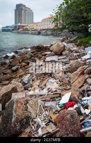 Müll, der hauptsächlich aus Regenwasser stammt, fällt in den Victoria Harbour und wird am Sam Pak Wan Beach, Discovery Bay, Lantau Island, Hong Kong, aufgespült Stockfoto