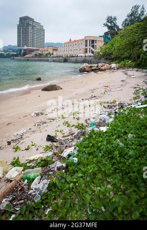 Müll, der hauptsächlich aus Regenwasser stammt, fällt in den Victoria Harbour und wird am Sam Pak Wan Beach, Discovery Bay, Lantau Island, Hong Kong, aufgespült Stockfoto