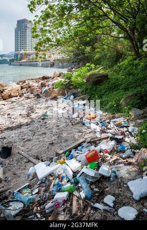 Müll, der hauptsächlich aus Regenwasser stammt, fällt in den Victoria Harbour und wird am Sam Pak Wan Beach, Discovery Bay, Lantau Island, Hong Kong, aufgespült Stockfoto