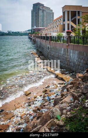 Müll, der hauptsächlich aus Regenwasser stammt, fällt in den Victoria Harbour und wird am Sam Pak Wan Beach, Discovery Bay, Lantau Island, Hong Kong, aufgespült Stockfoto