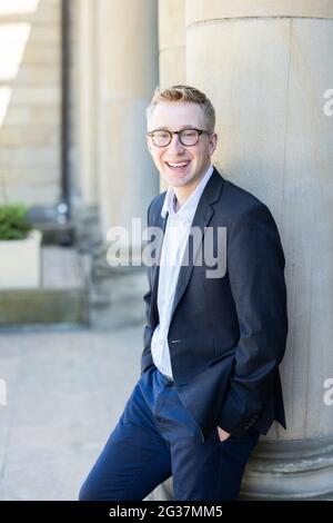 14. Juni 2021, Nordrhein-Westfalen, Wuppertal: Patrick Hahn, neuer Generalmusikdirektor in Wuppertal, steht vor der historischen Stadthalle. Die Wuppertaler Bühnen stellten das Programm für die Saison 2021/22 auf einer Pressekonferenz vor. Foto: Marcel Kusch/dpa Stockfoto