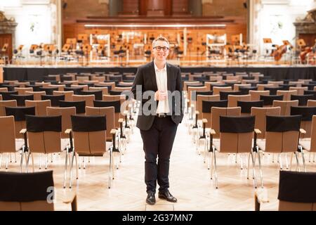 14. Juni 2021, Nordrhein-Westfalen, Wuppertal: Patrick Hahn, neuer Generalmusikdirektor in Wuppertal, steht in der historischen Stadthalle. Die Wuppertaler Bühnen stellten das Programm für die Saison 2021/22 auf einer Pressekonferenz vor. Foto: Marcel Kusch/dpa Stockfoto