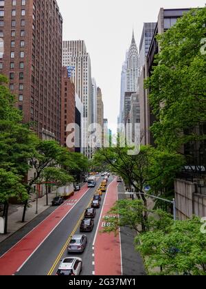 Midtown-Verkehr in Richtung Westen auf der East 42nd Street, New York, NY, USA mit Blick auf Wolkenkratzer in der Ferne. Stockfoto