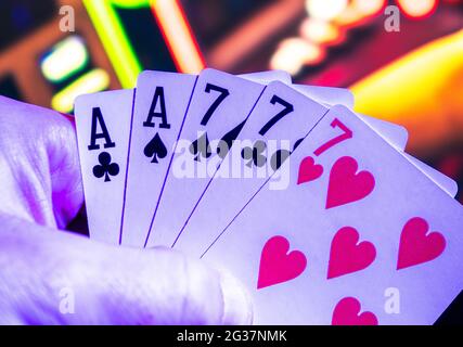 Full House in Poker Spiel. Spielkarten in der Hand der Spieler. Stockfoto