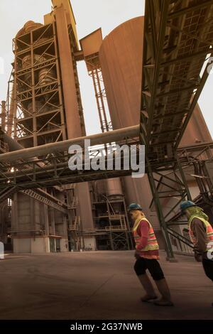 Weibliche Arbeiter arbeitet Überstunden in einem Kohlebergbau. Bewegungsunschärfe. Konzentrieren Sie sich auf den Turm. Stockfoto