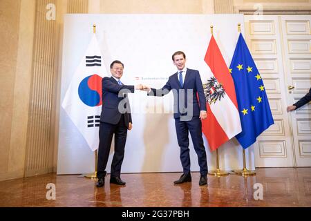 Wien, Wien, Österreich. Juni 2021. Der Präsident der Republik Korea Moon Jae-in besucht Österreich. Er trifft den österreichischen Bundeskanzler Sebastian kurz im Bundeskanzleramt. Ein Doppelbesteuerungsabkommen wird unterzeichnet. Bild: Bundeskanzler Sebastian kurz (OEVP) und der Präsident von Korea Moon Jae-in sowie Finanzminister Gernot BlÃ¼mel (OEVP). 14. Juni 2021 Quelle: Tobias Steinmaurer/ZUMA Wire/Alamy Live News Stockfoto