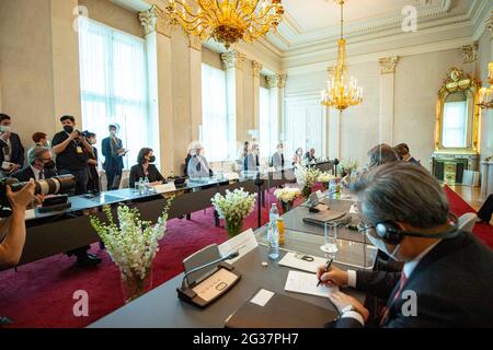 Wien, Wien, Österreich. Juni 2021. Der Präsident der Republik Korea Moon Jae-in besucht Österreich. Er trifft den österreichischen Bundeskanzler Sebastian kurz im Bundeskanzleramt. Ein Doppelbesteuerungsabkommen wird unterzeichnet. Bild: Bundeskanzler Sebastian kurz (OEVP) und der Präsident von Korea Moon Jae-in sowie Finanzminister Gernot BlÃ¼mel (OEVP). 14. Juni 2021 Quelle: Tobias Steinmaurer/ZUMA Wire/Alamy Live News Stockfoto