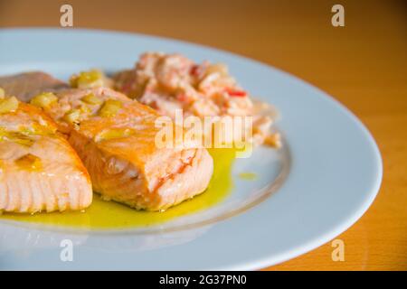 Gegrillter Lachsfilet mit Knoblauch und Seafood-Salat. Stockfoto