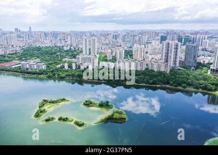 (210614) -- NANNING, 14. Juni 2021 (Xinhua) -- Luftfoto vom 14. Juni 2021 zeigt eine Stadtansicht nach Regen in Nanning, der Autonomen Region Guangxi Zhuang im Süden Chinas. (Xinhua/Xu Haitao) Stockfoto