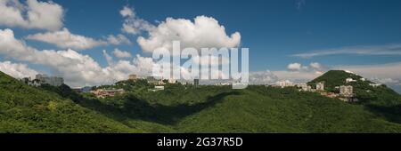 Luxuswohnungen entlang der Mount Kellett Road, südlich von Victoria Peak, Hong Kong Island Stockfoto