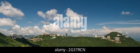 Luxuswohnungen entlang der Mount Kellett Road, südlich von Victoria Peak, Hong Kong Island Stockfoto