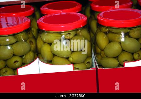 Eingelegte Oliven mit Gewürzen im Supermarkt.-Bild. Stockfoto