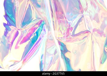 Unschärfender, schillernder holographischer Hintergrund. Verschwommene bunte Textur von zerknitterter Folie. Stockfoto