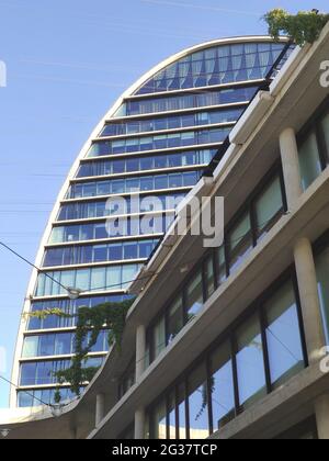 MADRID, SPANIEN - 14. JUNI 2021. Glasgebäude in Kerzenform, Sitz der spanischen Bank BBVA. Stockfoto