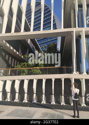 MADRID, SPANIEN - 14. JUNI 2021. Glasgebäude in Kerzenform, Sitz der spanischen Bank BBVA. Stockfoto