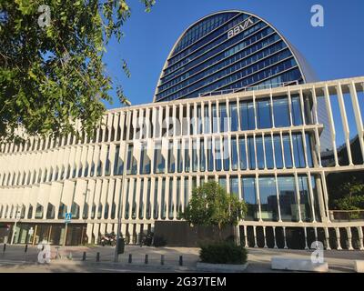 MADRID, SPANIEN - 14. JUNI 2021. Glasgebäude in Kerzenform, Sitz der spanischen Bank BBVA. Stockfoto