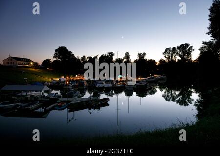 Hafen Paradieshafen in Lorick am Rheinkilometer 749 Stockfoto