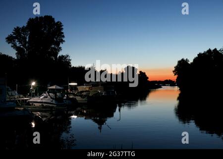 Hafen Paradieshafen in Lorick am Rheinkilometer 749 Stockfoto