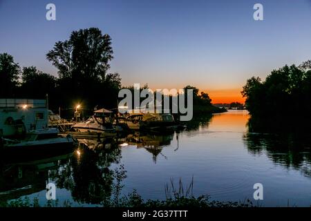 Hafen Paradieshafen in Lorick am Rheinkilometer 749 Stockfoto