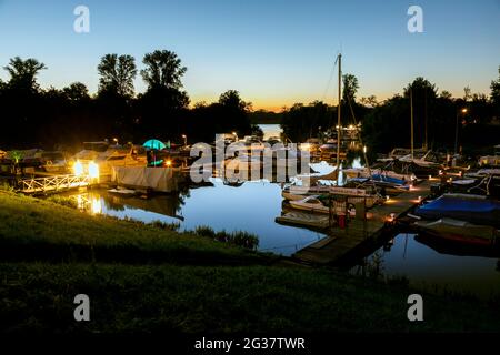 Hafen Paradieshafen in Lorick am Rheinkilometer 749 Stockfoto