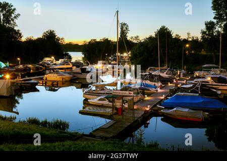 Hafen Paradieshafen in Lorick am Rheinkilometer 749 Stockfoto