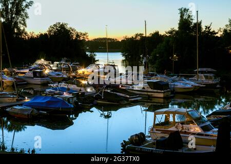 Hafen Paradieshafen in Lorick am Rheinkilometer 749 Stockfoto