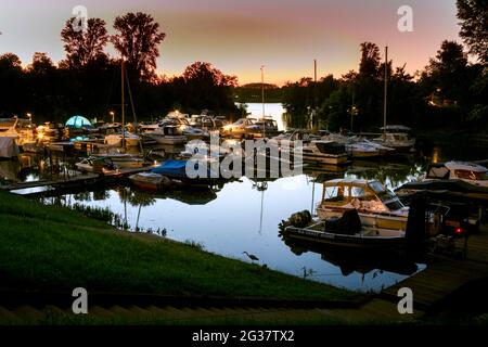 Hafen Paradieshafen in Lorick am Rheinkilometer 749 Stockfoto