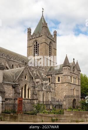 Christ Church Cathedral früher die Kathedrale der Heiligen Dreifaltigkeit in Christchurch, von der Winetavern St in Dublin, Irland aus gesehen Stockfoto