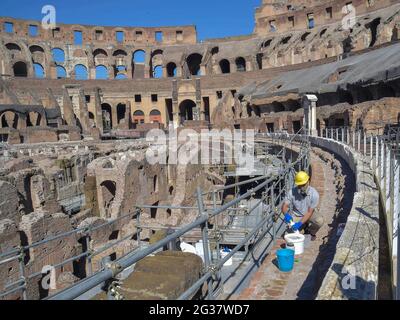 Italien, Rom, 01. Juni 2020: Erster Tag der Wiedereröffnung des Kolosseums nach fast 3 Monaten Sperrung aufgrund der Covid-19-Pandemie. Die Arbeitnehmer sind es Stockfoto