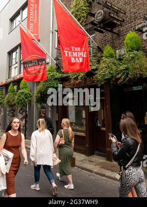 Dublin Temple Bar Viertel Leute, die an der Temple Bar in 46 Essex Street East, Dublin, Irland, vorbeilaufen Stockfoto