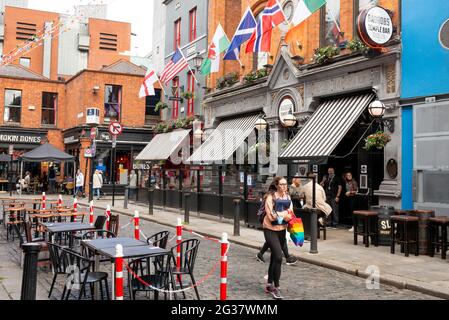 Im Stadtteil Dublin Temple Bar spazieren Sie in der lebhaften Essex Street East vor den Bad Bobs, Temple Bar, Dublin, Irland Stockfoto