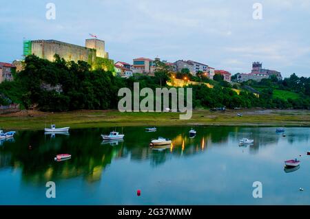 Nächtliche Übersicht. San Vicente de la Barquera, Kantabrien, Spanien. Stockfoto