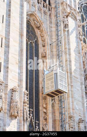 Mailand, Italien - 7. Juli 2020. Duomo Kathedrale Gebäude während der Rekonstruktion, Gebäude Fassade Renovierung. Duomo di Milano, Arbeiter mit mechanischen Stockfoto