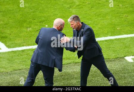 Hampden Park, Glasgow, Großbritannien. Juni 2021. Fußball-Europameisterschaften 2021, Schottland gegen Tschechien; Schottland-Manager Steve Clarke schüttelt beim Schlusspfiff die Hände mit dem tschechischen Manager Jaroslav Silhavy Kredit: Action Plus Sports/Alamy Live News Stockfoto