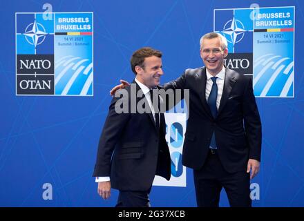 Brüssel, Belgien. Juni 2021. NATO-Generalsekretär Jens Stoltenberg, rechts, begrüßt den französischen Präsidenten Emmanuel Macron während der Ankunft zu einem NATO-Gipfel am NATO-Hauptquartier in Brüssel am Montag, den 14. Juni 2021. US-Präsident Joe Biden nimmt an seinem ersten NATO-Gipfel Teil, auf dem das 30-Staaten-Bündnis seine Einheit bekräftigen und zunehmend angespannte Beziehungen zu China und Russland diskutieren will, während die Organisation nach 18 Jahren in Afghanistan ihre Truppen abzieht. Foto von Francois Mori/Pool/ABACAPRESS.COM Quelle: Abaca Press/Alamy Live News Stockfoto