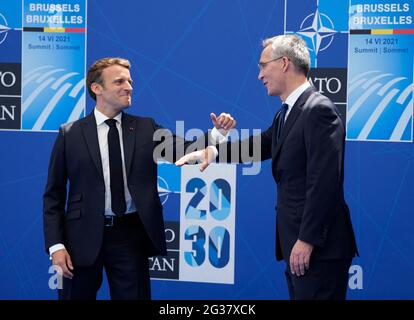 Brüssel, Belgien. Juni 2021. NATO-Generalsekretär Jens Stoltenberg, rechts, begrüßt den französischen Präsidenten Emmanuel Macron während der Ankunft zu einem NATO-Gipfel am NATO-Hauptquartier in Brüssel am Montag, den 14. Juni 2021. US-Präsident Joe Biden nimmt an seinem ersten NATO-Gipfel Teil, auf dem das 30-Staaten-Bündnis seine Einheit bekräftigen und zunehmend angespannte Beziehungen zu China und Russland diskutieren will, während die Organisation nach 18 Jahren in Afghanistan ihre Truppen abzieht. Foto von Francois Mori/Pool/ABACAPRESS.COM Quelle: Abaca Press/Alamy Live News Stockfoto