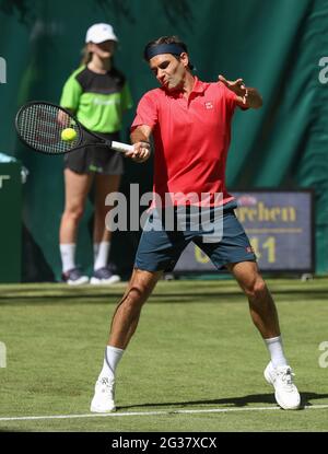 Halle, Deutschland. Juni 2021. Tennis: ATP Tour Singles, Männer, 1. Runde, Ivashka (Weißrussland) - Federer (Schweiz). Roger Federer trifft eine Vorhand. Quelle: Friso Gentsch/dpa/Alamy Live News Stockfoto