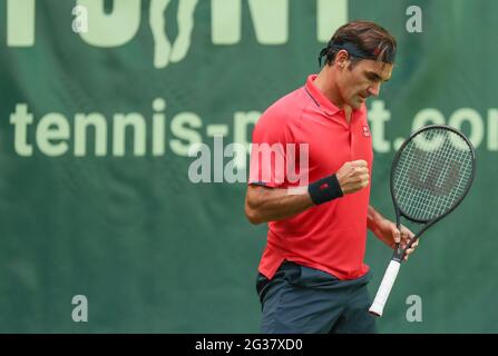 Halle, Deutschland. Juni 2021. Tennis: ATP Tour Singles, Herren, 1. Runde, Ivashka (Weißrussland) - Federer (Schweiz). Roger Federer schlingt die Faust. Quelle: Friso Gentsch/dpa/Alamy Live News Stockfoto