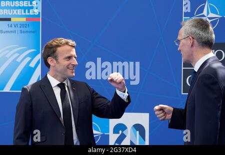 Brüssel, Belgien. Juni 2021. NATO-Generalsekretär Jens Stoltenberg, rechts, begrüßt den französischen Präsidenten Emmanuel Macron während der Ankunft zu einem NATO-Gipfel am NATO-Hauptquartier in Brüssel am Montag, den 14. Juni 2021. US-Präsident Joe Biden nimmt an seinem ersten NATO-Gipfel Teil, auf dem das 30-Staaten-Bündnis seine Einheit bekräftigen und zunehmend angespannte Beziehungen zu China und Russland diskutieren will, während die Organisation nach 18 Jahren in Afghanistan ihre Truppen abzieht. Foto von Francois Mori/Pool/ABACAPRESS.COM Quelle: Abaca Press/Alamy Live News Stockfoto