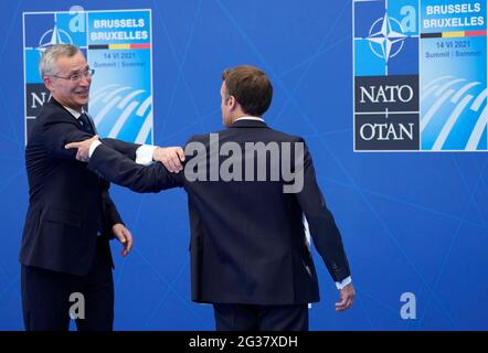 Brüssel, Belgien. Juni 2021. NATO-Generalsekretär Jens Stoltenberg, rechts, begrüßt den französischen Präsidenten Emmanuel Macron während der Ankunft zu einem NATO-Gipfel am NATO-Hauptquartier in Brüssel am Montag, den 14. Juni 2021. US-Präsident Joe Biden nimmt an seinem ersten NATO-Gipfel Teil, auf dem das 30-Staaten-Bündnis seine Einheit bekräftigen und zunehmend angespannte Beziehungen zu China und Russland diskutieren will, während die Organisation nach 18 Jahren in Afghanistan ihre Truppen abzieht. Foto von Francois Mori/Pool/ABACAPRESS.COM Quelle: Abaca Press/Alamy Live News Stockfoto