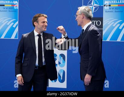 Brüssel, Belgien. Juni 2021. NATO-Generalsekretär Jens Stoltenberg, rechts, begrüßt den französischen Präsidenten Emmanuel Macron während der Ankunft zu einem NATO-Gipfel am NATO-Hauptquartier in Brüssel am Montag, den 14. Juni 2021. US-Präsident Joe Biden nimmt an seinem ersten NATO-Gipfel Teil, auf dem das 30-Staaten-Bündnis seine Einheit bekräftigen und zunehmend angespannte Beziehungen zu China und Russland diskutieren will, während die Organisation nach 18 Jahren in Afghanistan ihre Truppen abzieht. Foto von Francois Mori/Pool/ABACAPRESS.COM Quelle: Abaca Press/Alamy Live News Stockfoto