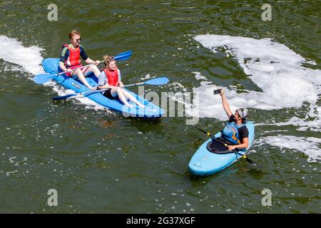 Bath, Großbritannien, 14. Juni 2021. Da viele Teile des Vereinigten Königreichs einen weiteren sehr heißen und sonnigen Tag genießen, werden zwei Kanufahrer auf dem Fluss Avon für ein Foto vor der Pulteney Bridge abgebildet.Quelle: Lynchpics/Alamy Live News Stockfoto